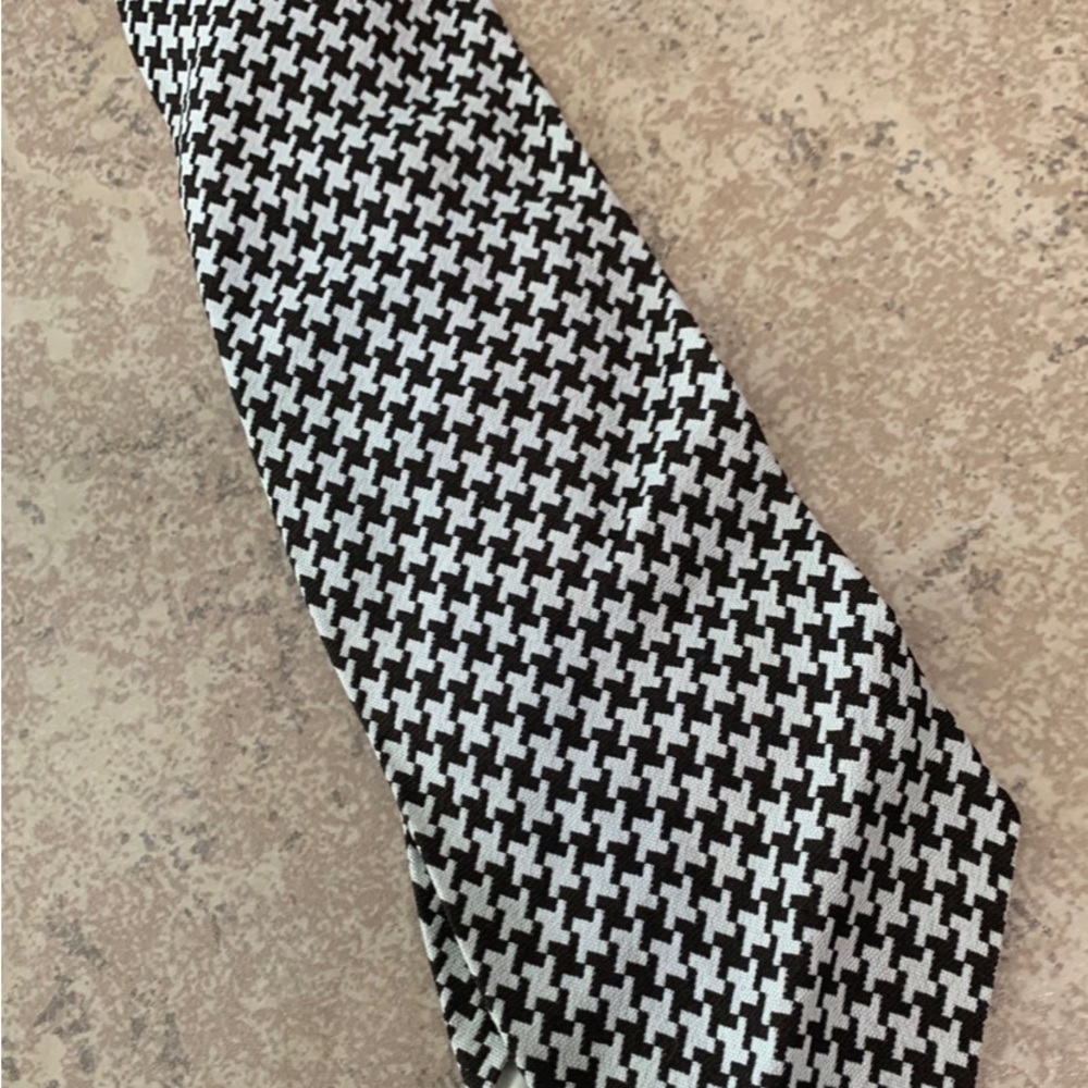 “Grants” Men’s Tie. Colors: Black & White. Material: 100% Polyester